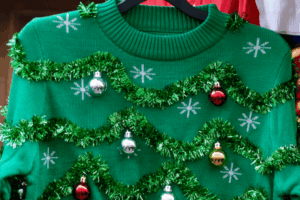 photo en gros plan d'un pull moche vers de noël en entreprise