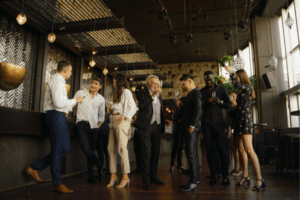 collaborateurs fêtant leur anniversaire d'entreprise en bretagne